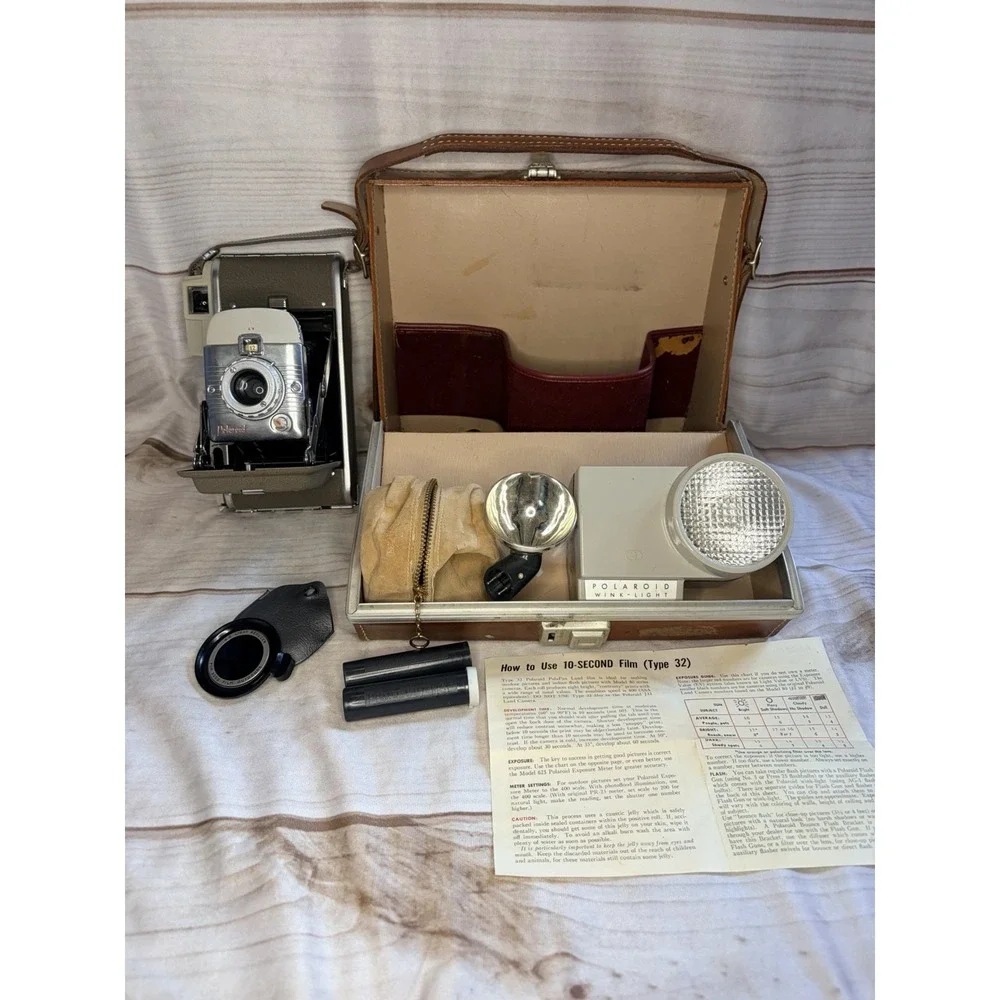 Polaroid Land Camera Model 80A w Case Wink Light Flash Vintage Kit